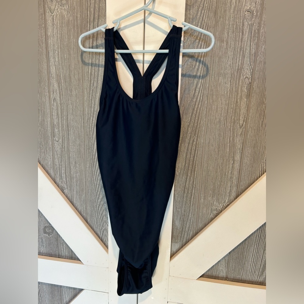 D10.2. One piece navy blue Sz S, 32 cup